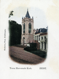 15791 Gezicht op de toren van de Nederlands-hervormde kerk (1ste Dorpsstraat 1) te Zeist uit het zuidoosten; met rechts ...